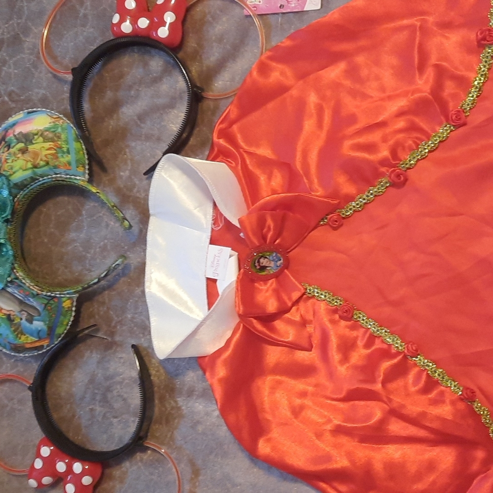 1 Jungle Book ears 2 Minnie mouse plastic headband ears and 1 Snow White cape.
